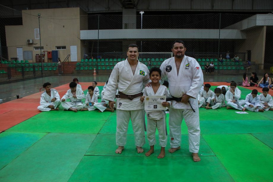 Alunos do projeto de Judô da SEJUVEL celebram troca de faixa no esporte