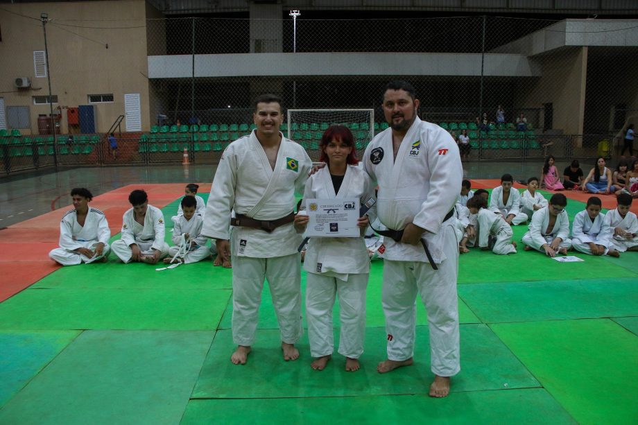Alunos do projeto de Judô da SEJUVEL celebram troca de faixa no esporte