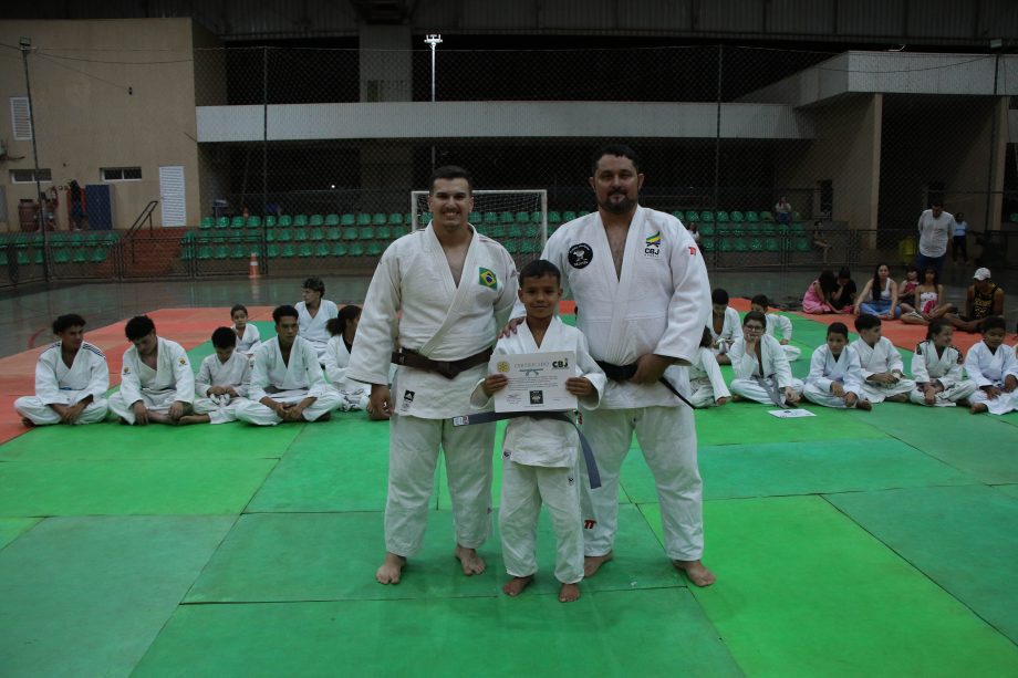Alunos do projeto de Judô da SEJUVEL celebram troca de faixa no esporte