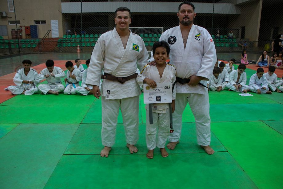 Alunos do projeto de Judô da SEJUVEL celebram troca de faixa no esporte