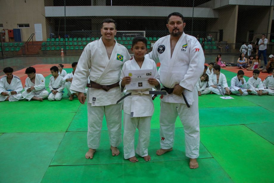 Alunos do projeto de Judô da SEJUVEL celebram troca de faixa no esporte