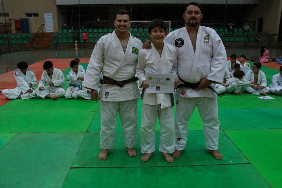 Alunos do projeto de Judô da SEJUVEL celebram troca de faixa no esporte