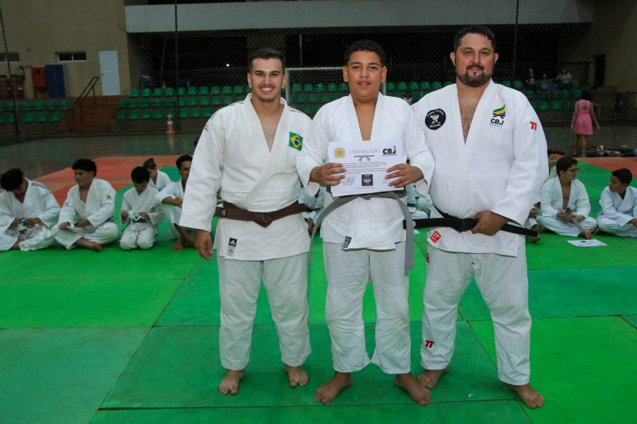 Alunos do projeto de Judô da SEJUVEL celebram troca de faixa no esporte