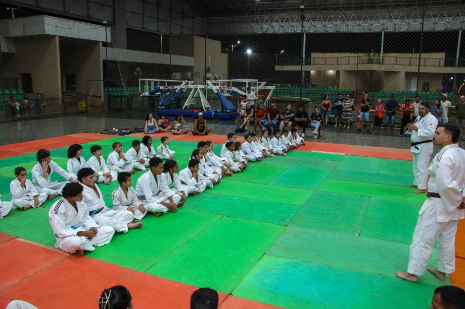 Alunos do projeto de Judô da SEJUVEL celebram troca de faixa no esporte