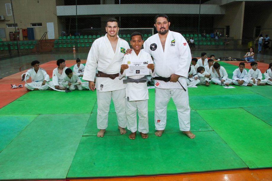 Alunos do projeto de Judô da SEJUVEL celebram troca de faixa no esporte