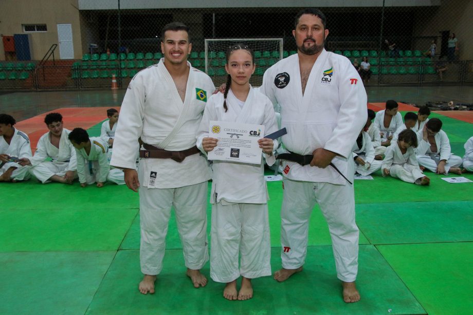 Alunos do projeto de Judô da SEJUVEL celebram troca de faixa no esporte