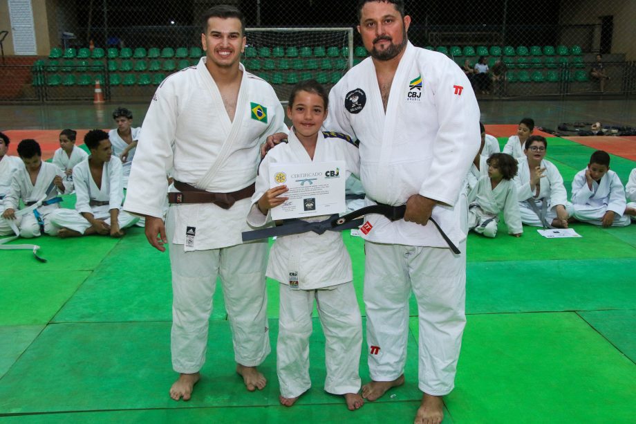 Alunos do projeto de Judô da SEJUVEL celebram troca de faixa no esporte
