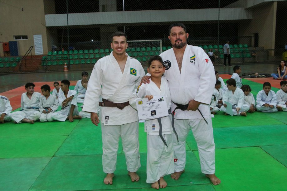 Alunos do projeto de Judô da SEJUVEL celebram troca de faixa no esporte