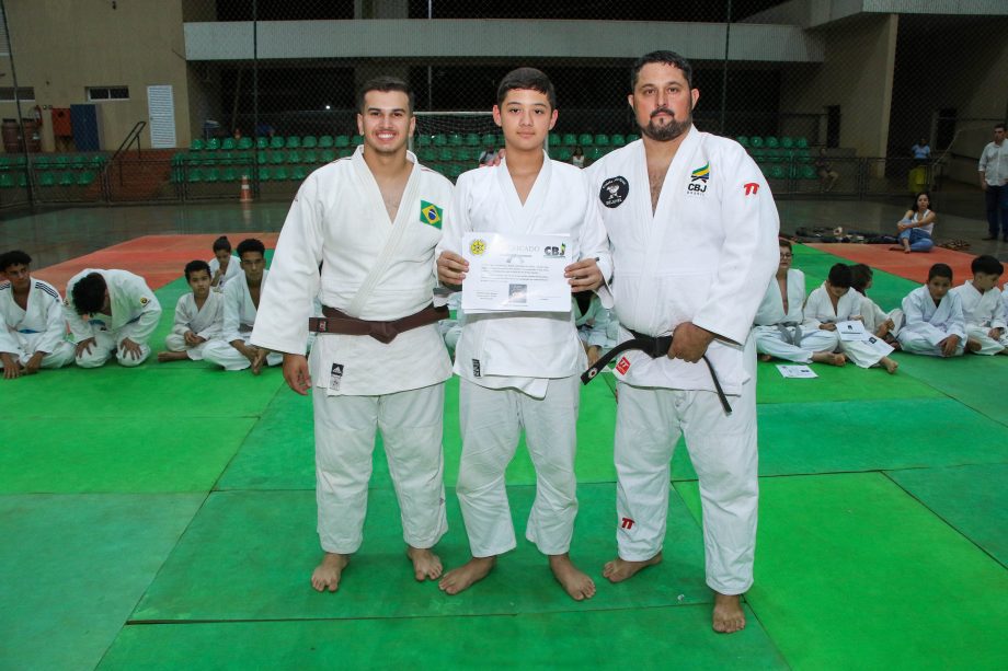 Alunos do projeto de Judô da SEJUVEL celebram troca de faixa no esporte