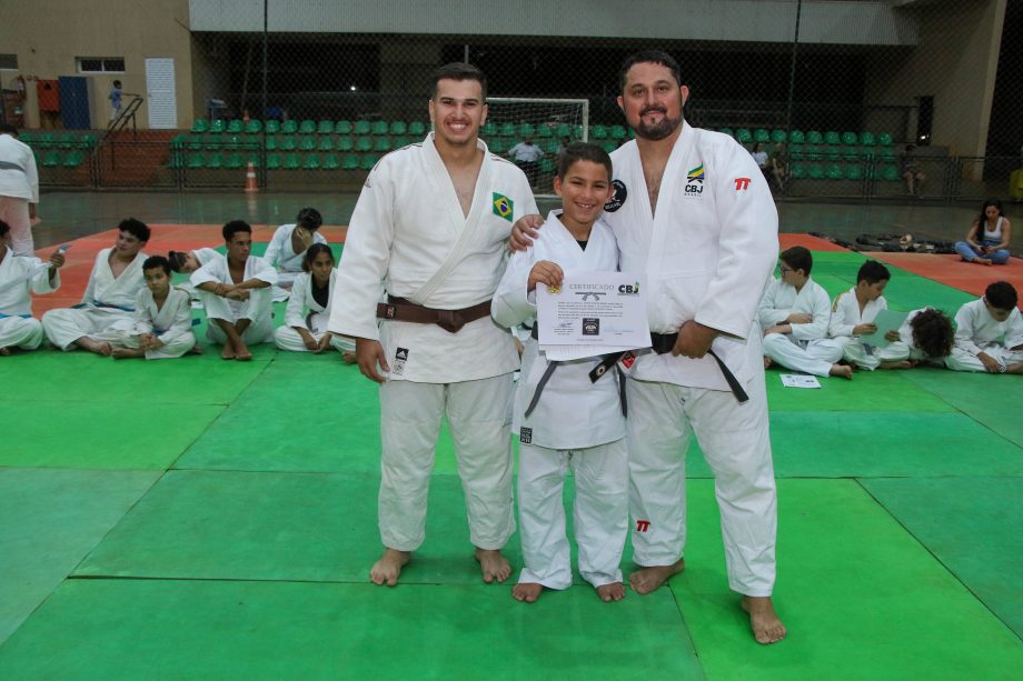 Alunos do projeto de Judô da SEJUVEL celebram troca de faixa no esporte