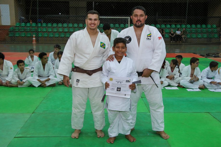 Alunos do projeto de Judô da SEJUVEL celebram troca de faixa no esporte