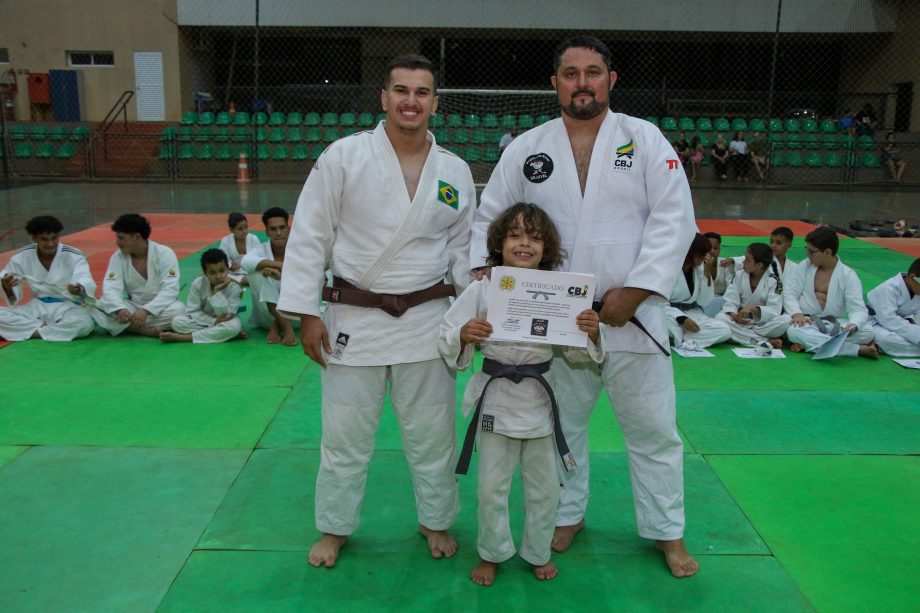 Alunos do projeto de Judô da SEJUVEL celebram troca de faixa no esporte