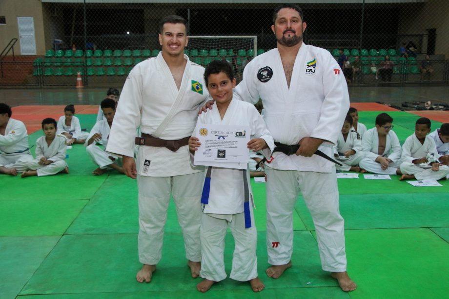 Alunos do projeto de Judô da SEJUVEL celebram troca de faixa no esporte