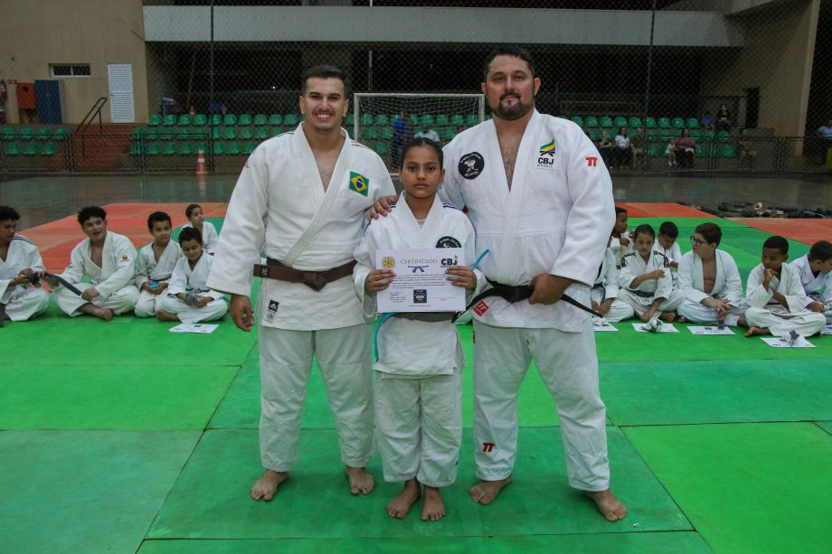Alunos do projeto de Judô da SEJUVEL celebram troca de faixa no esporte