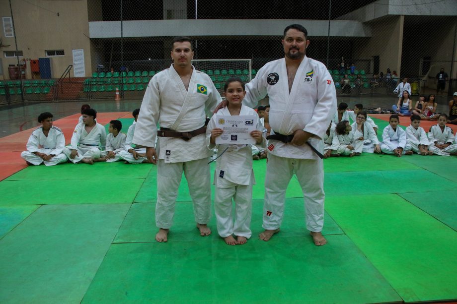 Alunos do projeto de Judô da SEJUVEL celebram troca de faixa no esporte