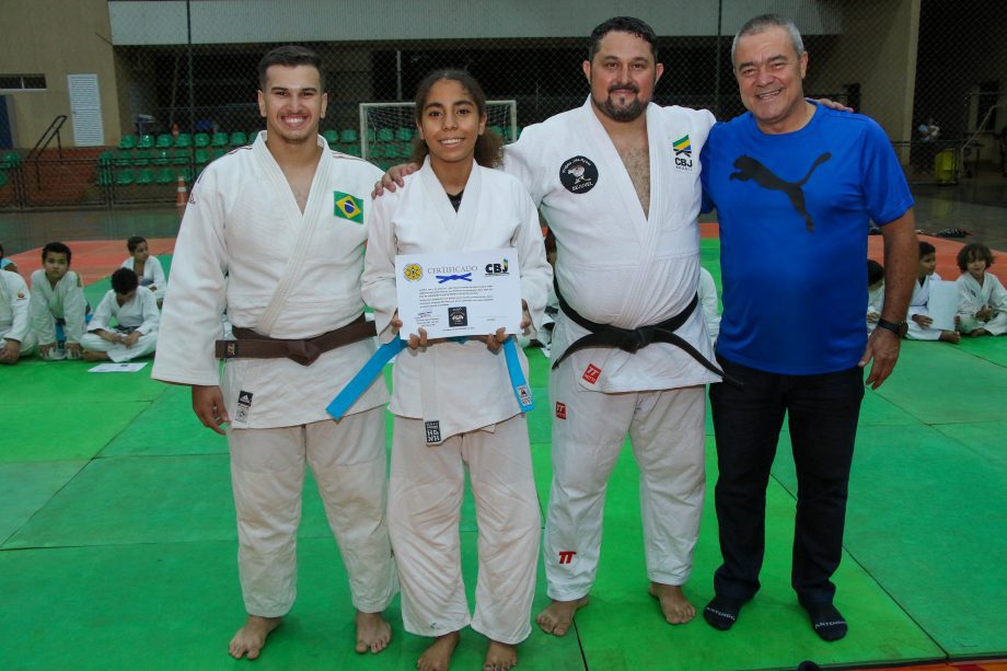 Alunos do projeto de Judô da SEJUVEL celebram troca de faixa no esporte