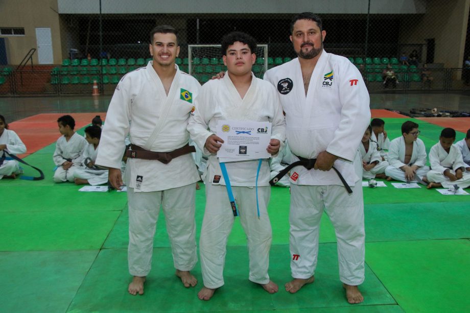Alunos do projeto de Judô da SEJUVEL celebram troca de faixa no esporte
