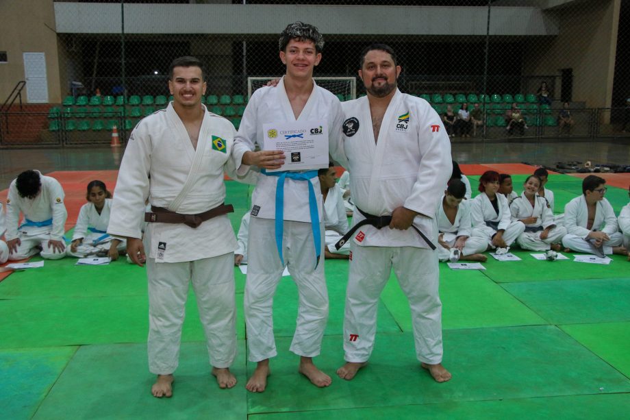 Alunos do projeto de Judô da SEJUVEL celebram troca de faixa no esporte