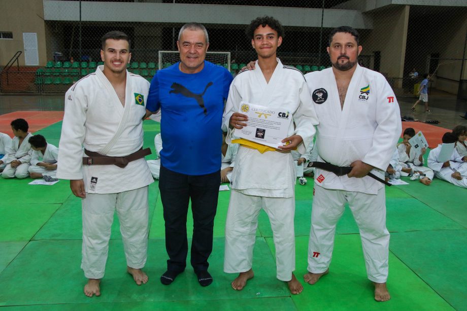 Alunos do projeto de Judô da SEJUVEL celebram troca de faixa no esporte