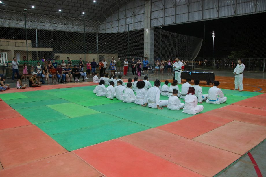 Alunos do projeto de Judô da SEJUVEL celebram troca de faixa no esporte