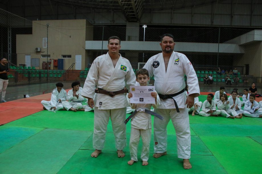 Alunos do projeto de Judô da SEJUVEL celebram troca de faixa no esporte
