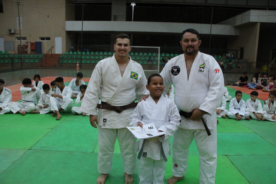 Alunos do projeto de Judô da SEJUVEL celebram troca de faixa no esporte