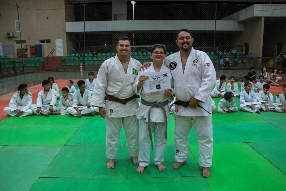 Alunos do projeto de Judô da SEJUVEL celebram troca de faixa no esporte
