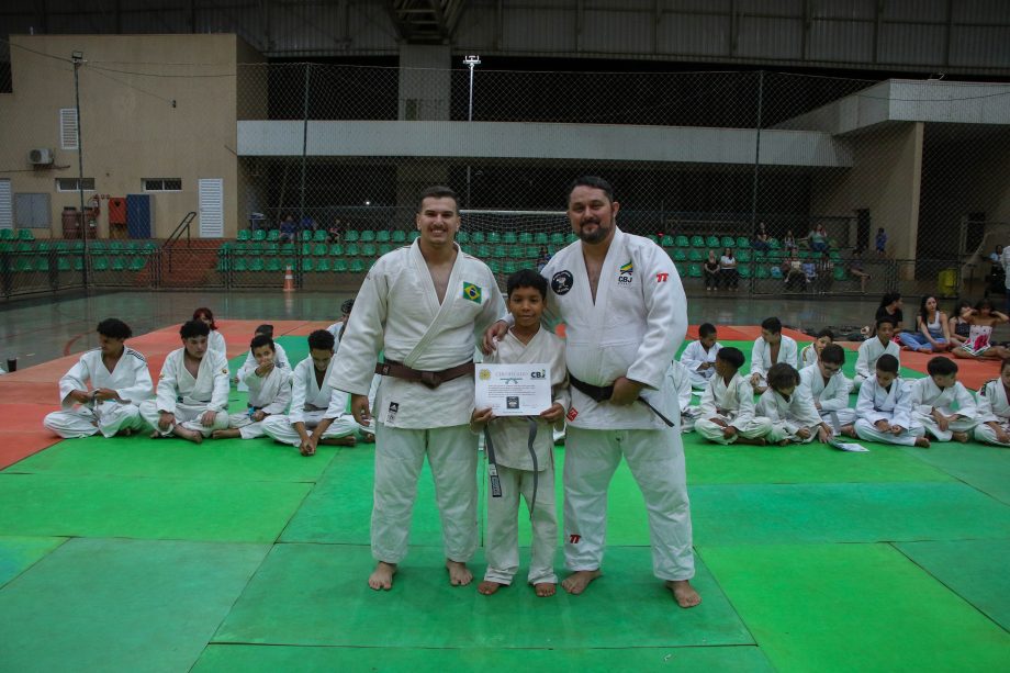 Alunos do projeto de Judô da SEJUVEL celebram troca de faixa no esporte
