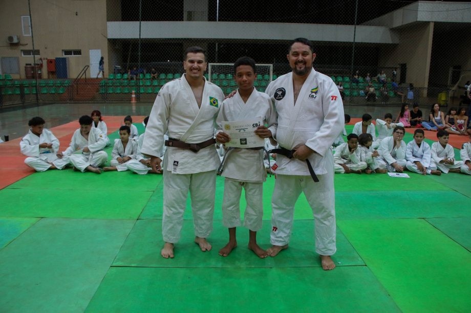 Alunos do projeto de Judô da SEJUVEL celebram troca de faixa no esporte