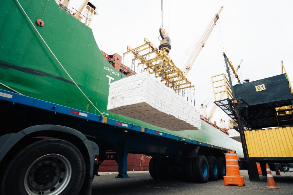 Suzano bate a marca de 5,5 milhões de toneladas de celulose exportadas nos seus terminais de Santos Suzano bate a marca de 5,5 milhões de toneladas de celulose exportadas nos seus terminais de Santos