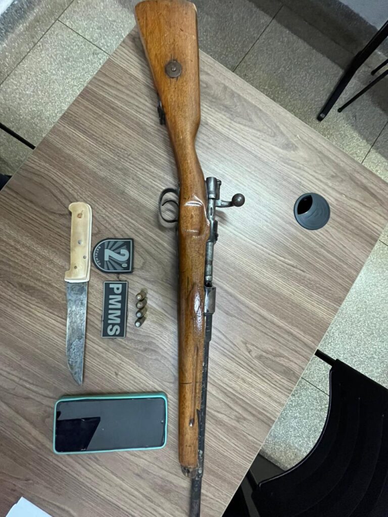 PM apreende arma de fogo de uso restrito; Homem é detido por ameaça e posse irregular em Brasilândia PM apreende arma de fogo de uso restrito; Homem é detido por ameaça e posse irregular em Brasilândia