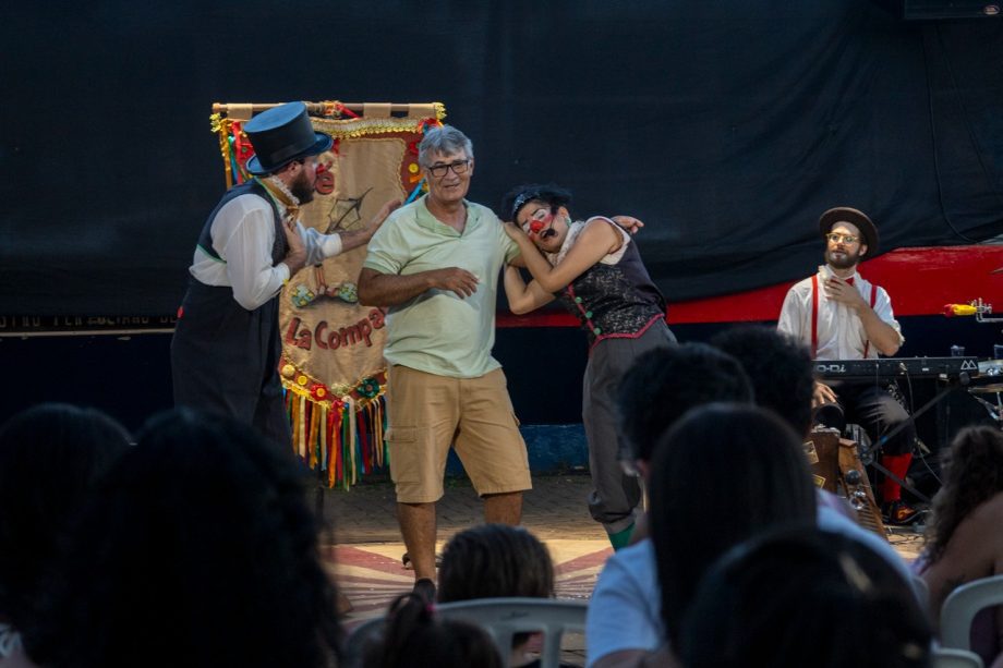 “DIVERSÃO EM CENA” encerra temporada 2025 com sucesso de público e sessão gratuita do espetáculo “truques e trambiques” “DIVERSÃO EM CENA” encerra temporada 2025 com sucesso de público e sessão gratuita do espetáculo “truques e trambiques”