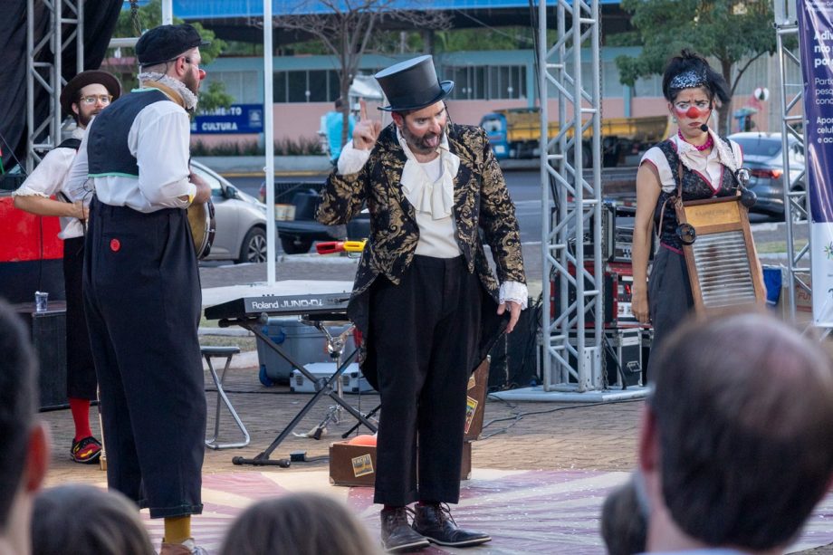 “DIVERSÃO EM CENA” encerra temporada 2025 com sucesso de público e sessão gratuita do espetáculo “truques e trambiques” “DIVERSÃO EM CENA” encerra temporada 2025 com sucesso de público e sessão gratuita do espetáculo “truques e trambiques”