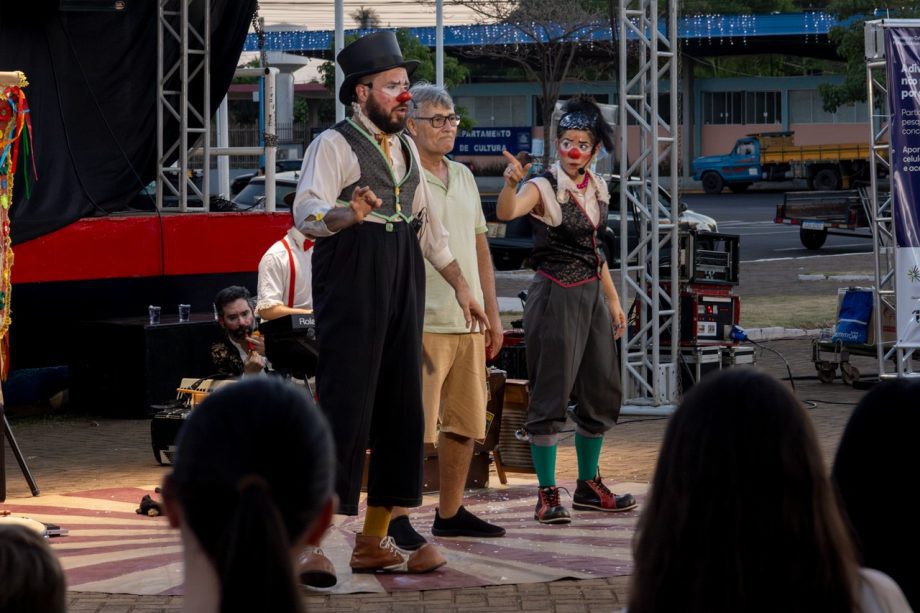 “DIVERSÃO EM CENA” encerra temporada 2025 com sucesso de público e sessão gratuita do espetáculo “truques e trambiques” “DIVERSÃO EM CENA” encerra temporada 2025 com sucesso de público e sessão gratuita do espetáculo “truques e trambiques”