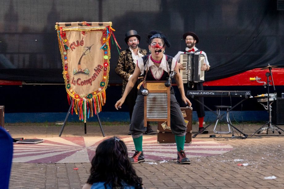 “DIVERSÃO EM CENA” encerra temporada 2025 com sucesso de público e sessão gratuita do espetáculo “truques e trambiques” “DIVERSÃO EM CENA” encerra temporada 2025 com sucesso de público e sessão gratuita do espetáculo “truques e trambiques”