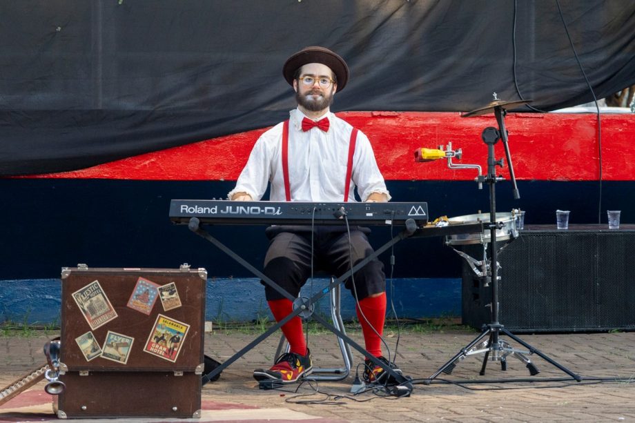 “DIVERSÃO EM CENA” encerra temporada 2025 com sucesso de público e sessão gratuita do espetáculo “truques e trambiques” “DIVERSÃO EM CENA” encerra temporada 2025 com sucesso de público e sessão gratuita do espetáculo “truques e trambiques”