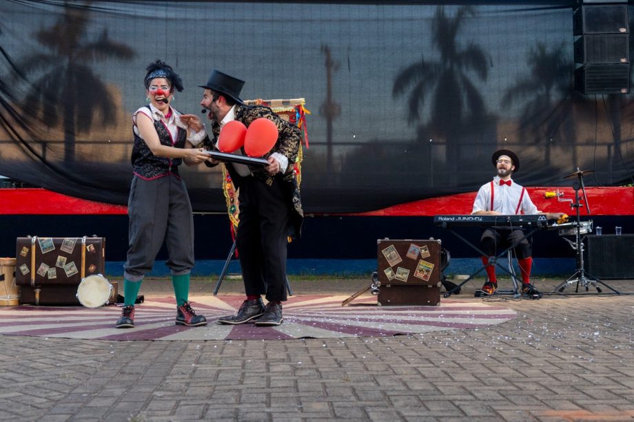 “DIVERSÃO EM CENA” encerra temporada 2025 com sucesso de público e sessão gratuita do espetáculo “truques e trambiques” “DIVERSÃO EM CENA” encerra temporada 2025 com sucesso de público e sessão gratuita do espetáculo “truques e trambiques”