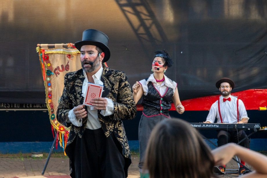 “DIVERSÃO EM CENA” encerra temporada 2025 com sucesso de público e sessão gratuita do espetáculo “truques e trambiques” “DIVERSÃO EM CENA” encerra temporada 2025 com sucesso de público e sessão gratuita do espetáculo “truques e trambiques”