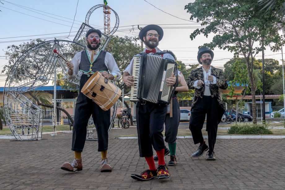 “DIVERSÃO EM CENA” encerra temporada 2025 com sucesso de público e sessão gratuita do espetáculo “truques e trambiques” “DIVERSÃO EM CENA” encerra temporada 2025 com sucesso de público e sessão gratuita do espetáculo “truques e trambiques”