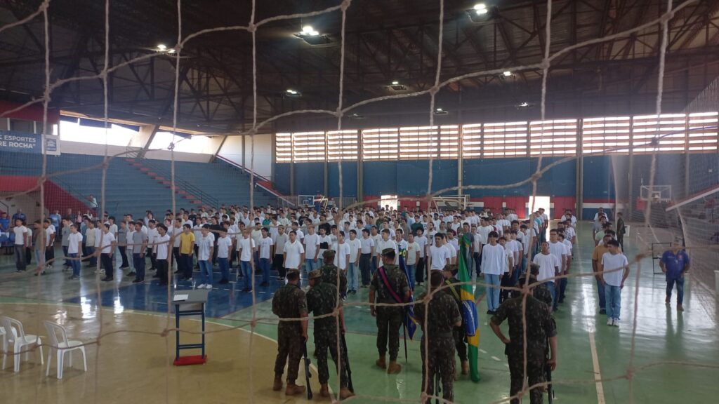 Cerimônia de juramento à Bandeira reforça civismo e compromisso dos jovens três-lagoenses