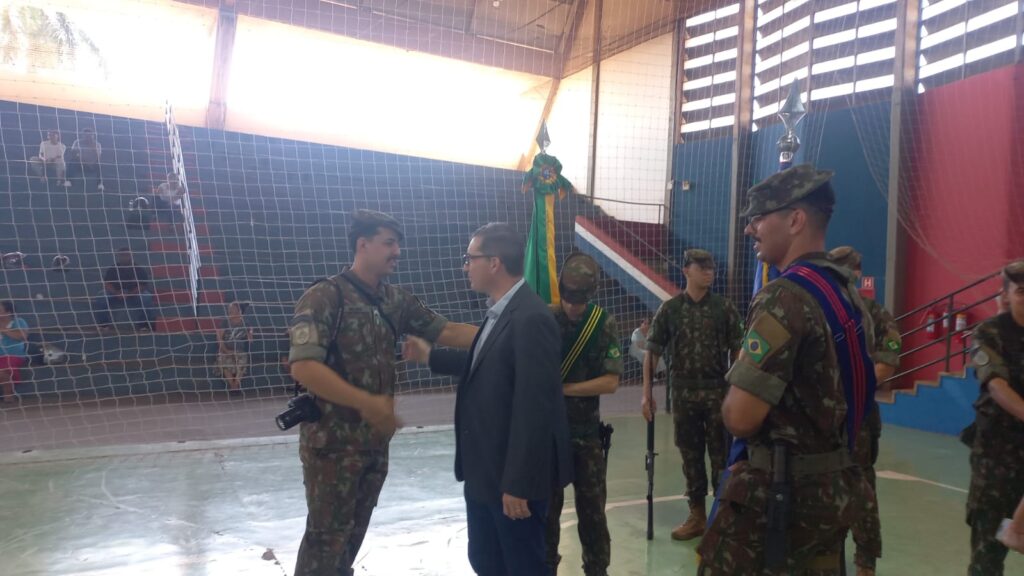 Cerimônia de juramento à Bandeira reforça civismo e compromisso dos jovens três-lagoenses