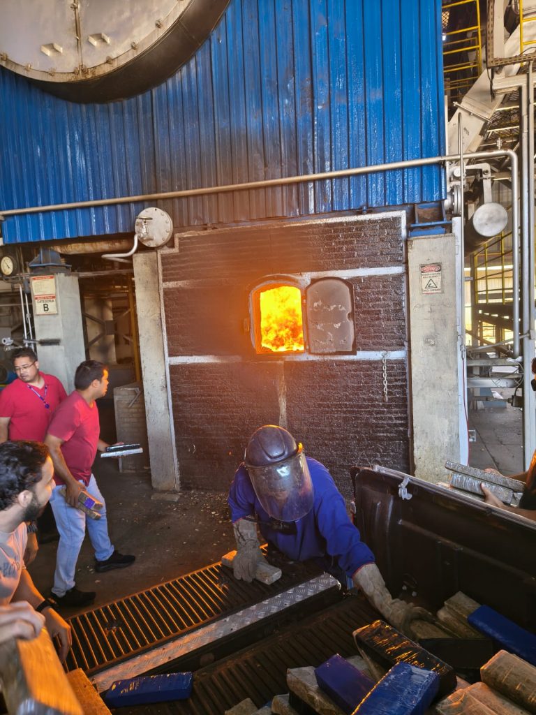 Em Naviraí, Polícia Civil incinera quase uma tonelada de drogas apreendidas