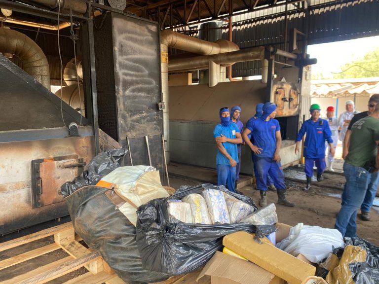 Em Naviraí, Polícia Civil incinera quase uma tonelada de drogas apreendidas