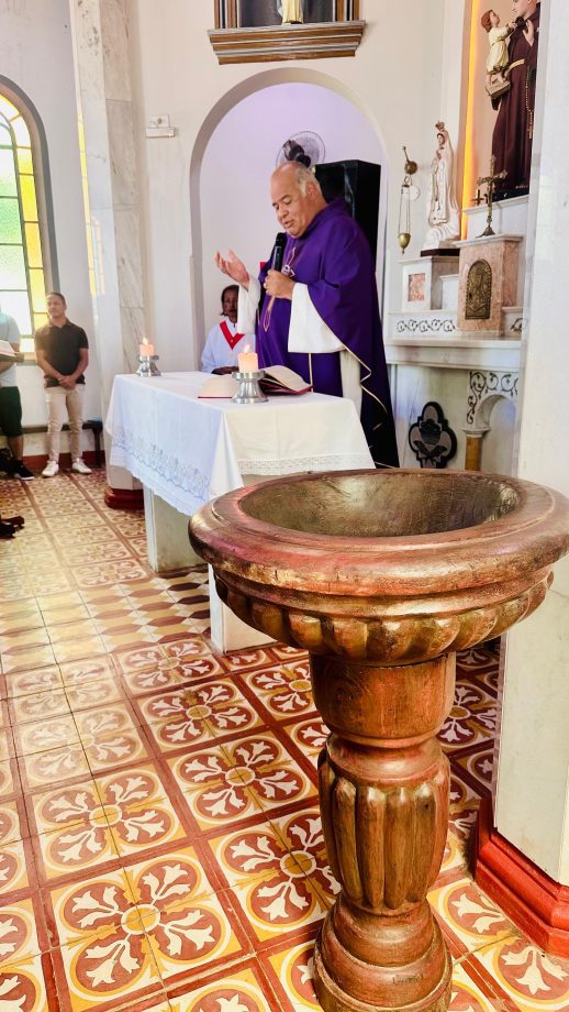Paróquia Santo Antônio recebe doação de pia batismal