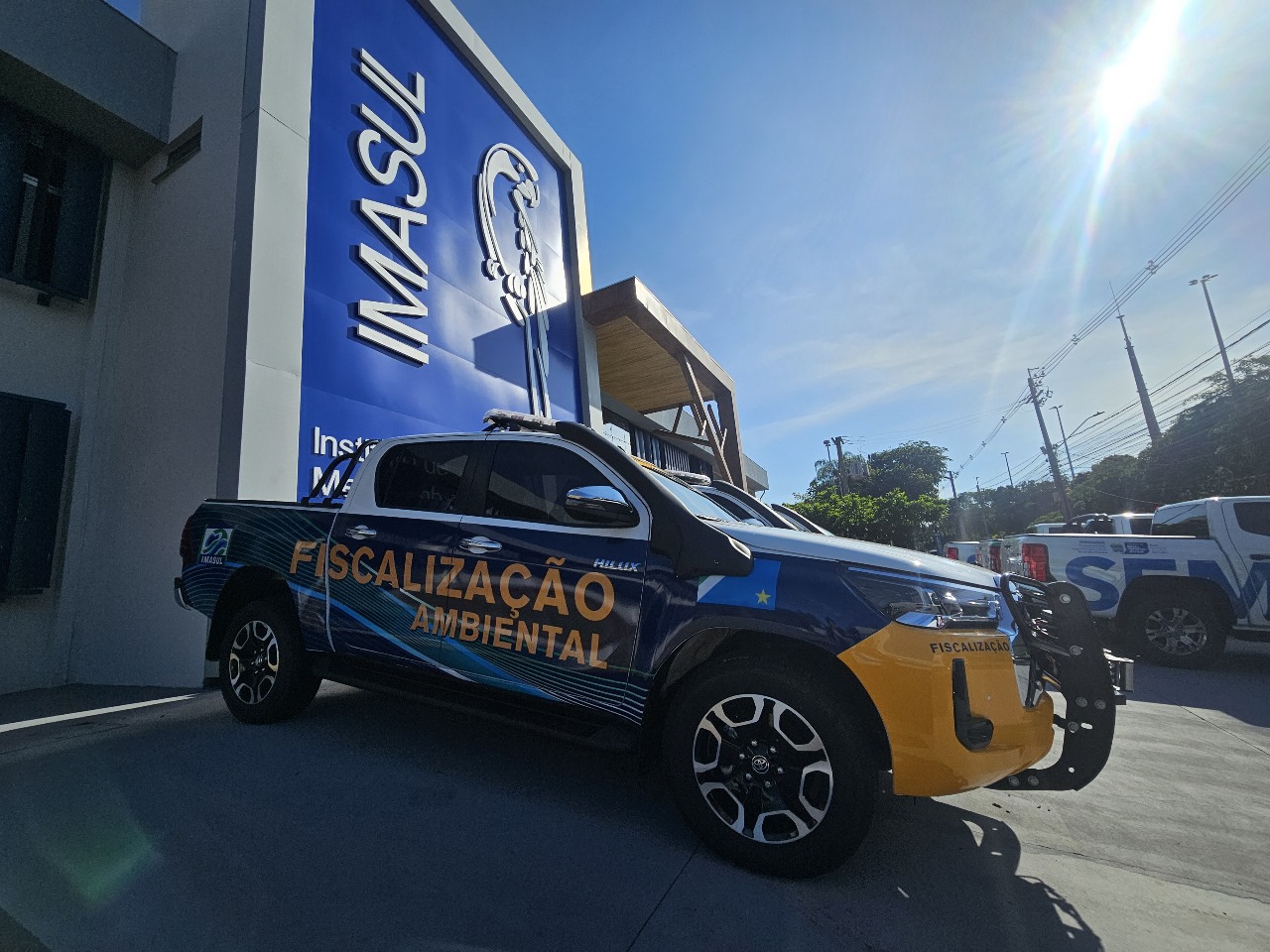 Imasul recebe onze caminhonetes e dois tratores para reforçar fiscalização e equipar unidades de conservação