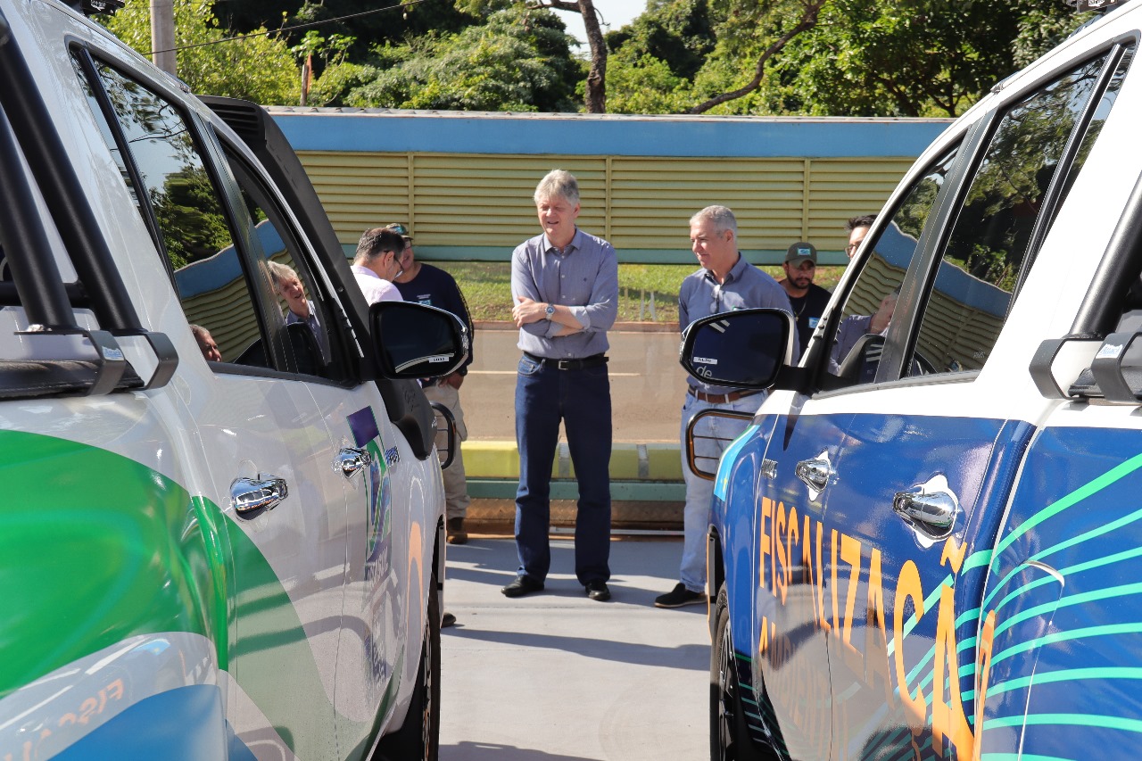 Imasul recebe onze caminhonetes e dois tratores para reforçar fiscalização e equipar unidades de conservação