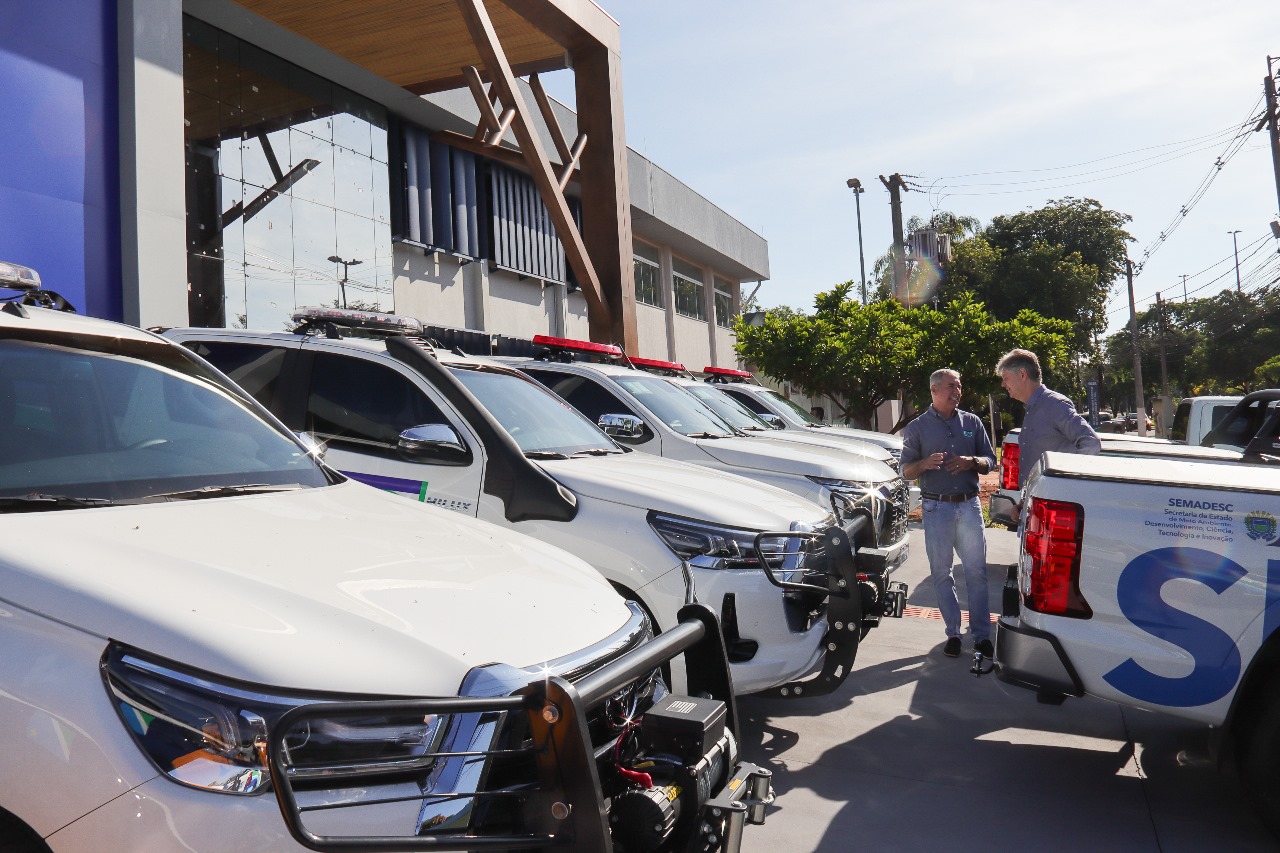 Imasul recebe onze caminhonetes e dois tratores para reforçar fiscalização e equipar unidades de conservação