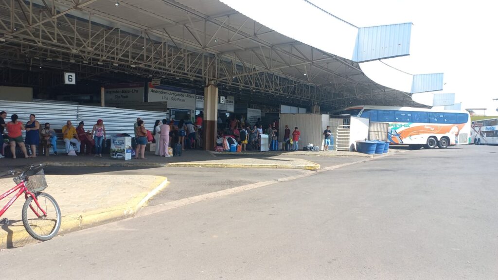 Movimento na rodoviária de Três Lagoas cresce até 60% no fim de ano e reforça clima de despedidas e reencontros