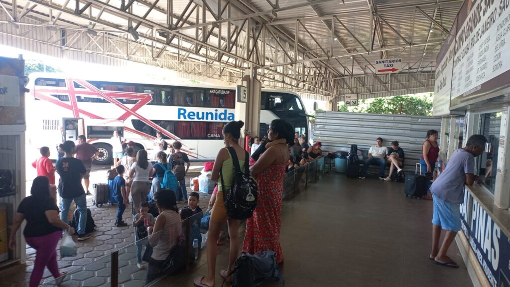 Movimento na rodoviária de Três Lagoas cresce até 60% no fim de ano e reforça clima de despedidas e reencontros