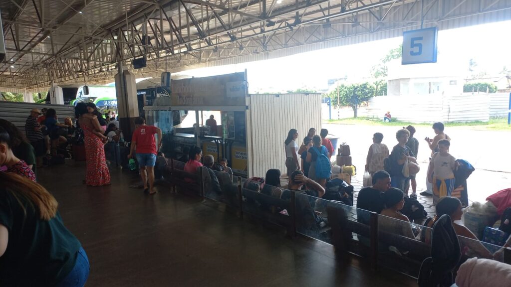 Movimento na rodoviária de Três Lagoas cresce até 60% no fim de ano e reforça clima de despedidas e reencontros